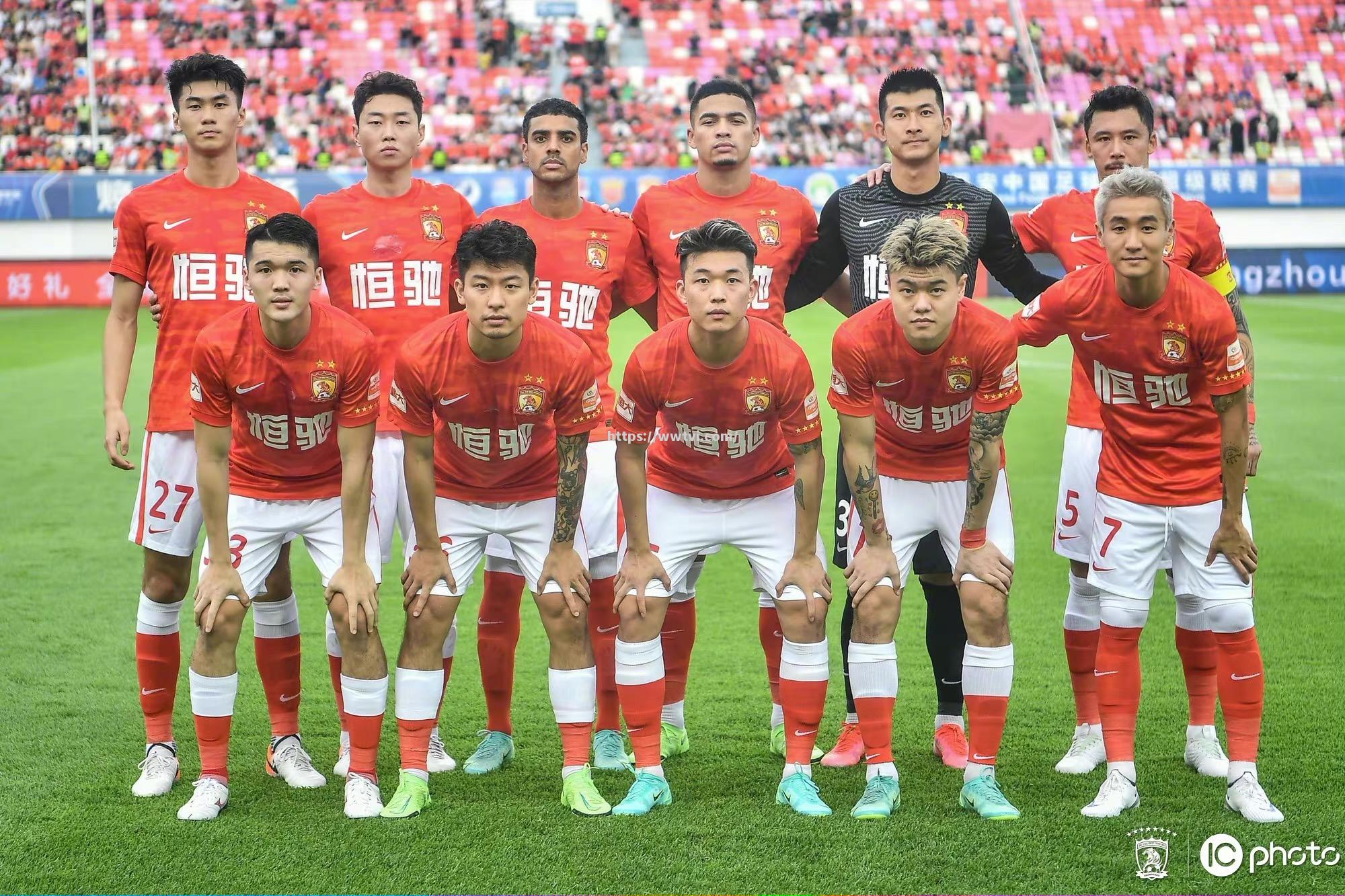 热烈交锋：广州队对上海队角逐胜负